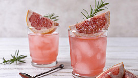 Slavná americká pink lemonade se připravuje z citronů, skvěle osvěží a typicky růžovou barvu jí dodá netradiční surovina