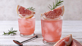 Slavná americká pink lemonade se připravuje z citronů, skvěle osvěží a typicky růžovou barvu jí dodá netradiční surovina