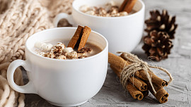 Nejlepší horká čokoláda? Přidejte smetanu, koření a bonbony marshmallow!