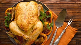 Letem masovým světem: Jak v obchodě bezpečně poznat čerstvé kuřecí maso? Všímat si musíme vůně, barvy i obalu