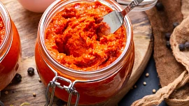 Ljutenica podle receptu bulharské babičky: Paprikovou delikatesu podobnou ajvaru oceníte k masu i jako pomazánku na pečivo