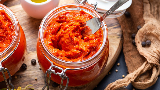 Ljutenica podle receptu bulharské babičky: Paprikovou delikatesu podobnou ajvaru oceníte k masu i jako pomazánku na pečivo