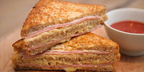 Obyčejný sendvič se šunkou Francouzi povýšili na lahůdku. Croque monsieur vylepšuje jedna krémová vrstva