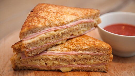 Obyčejný sendvič se šunkou Francouzi povýšili na lahůdku. Croque monsieur vylepšuje jedna krémová vrstva