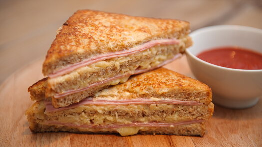 Obyčejný sendvič se šunkou Francouzi povýšili na lahůdku. Croque monsieur vylepšuje jedna krémová vrstva