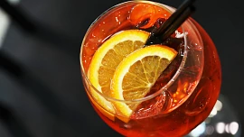 Recept na Campari Spritz: Hořkosladký koktejl jen ze tří ingrediencí je oficiálním drinkem festivalu v Karlových Varech