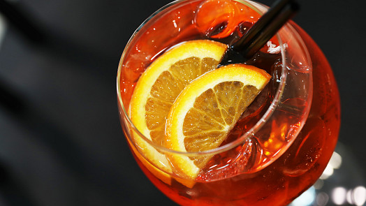 Recept na Campari Spritz: Hořkosladký koktejl jen ze tří ingrediencí je oficiálním drinkem festivalu v Karlových Varech