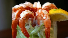 Krevetový koktejl býval nejoblíbenějším jídlem v Británii, dnes se podává spíše jako vtip