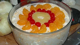 Americký salát ambrosia sice není žádná dietka, ale je plný ovoce a roli dezertu zastane dokonale