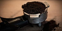 Nevyhazujte kávovou sedlinu! Poslouží proti zápachu i jako hnojivo pro kytky