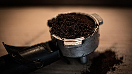 Nevyhazujte kávovou sedlinu! Poslouží proti zápachu i jako hnojivo pro kytky