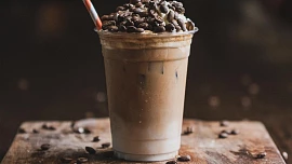 Dokonalé řecké frappé se dá připravit i netradičně. Třeba s colou, jahodami nebo se zmrzlinou!