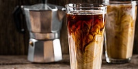 Kávu v létě jedině na ledu: Jak připravit zmrzlinové affogato nebo osvěžující espresso s tonikem?