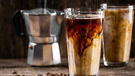 Kávu v létě jedině na ledu: Jak připravit zmrzlinové affogato nebo osvěžující espresso s tonikem?