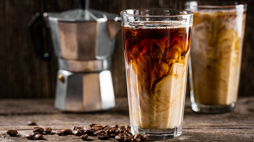 Kávu v létě jedině na ledu: Jak připravit zmrzlinové affogato nebo osvěžující espresso s tonikem?