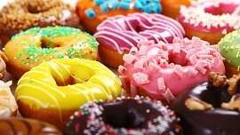 Jak na dokonalé donuty: Tvar uděláte pomocí dvou skleniček, chuti a konzistenci prospěje kynutí přes noc