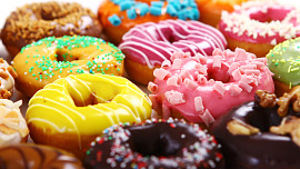 Jak na dokonalé donuty: Tvar uděláte pomocí dvou skleniček, chuti a konzistenci prospěje kynutí přes noc