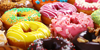 Koblížky až z Ameriky: Donuty jsou lehké, nadýchané a polité sladkou polevou. Kdo by odolal?