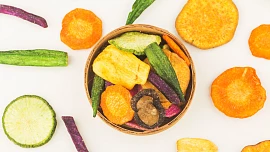 Vyzkoušeli jsme připravit domácí zeleninové chipsy: Jsou lepší z friťáku, sušičky nebo z trouby?