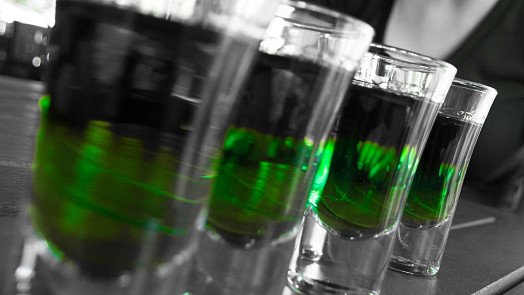 Nejslavnější české „míchačky“: Bavorák, houba nebo šavle meče a další drinky, které dokázaly rozjet každý večírek