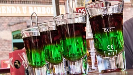 Beton, Bavorák, Mozek i Žabí hlen: Recepty na koktejly, které frčely v socialismu, můžete otestovat i dnes