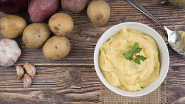 Co se zbylou bramborovou kaší? Vsaďte na voňavé placky, luxusní pečené krokety nebo jemnou polévku