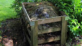 Kávová sedlina do kompostu patří, zbytky masa tam nesmí aneb Praktické informace pro zahradní kompostování krok za krokem