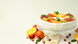 Nevšední cuketový dort voní tymiánem a citronovou polevou a chutná božsky. Takhle snadno se dělá