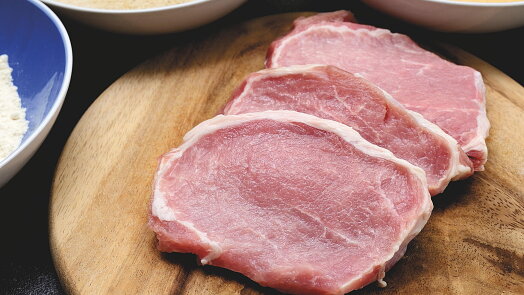 Rozmrazené maso nemusíte vždy vyhodit. Když pomalu povolí v lednici, můžete ho znovu zmrazit