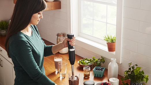 Malý, ale šikovný ponorný mixér: Drtí, mixuje i šlehá a přitom nezabírá skoro žádné místo!