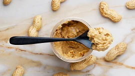 Vyrobte si domácí arašídové máslo. Můžete mít rázem zdravý základ pro svačinku i do cukroví!