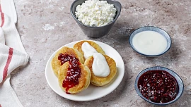 Tvarohové syrniki neobsahují téměř žádnou mouku. S těmito lívanci můžete hřešit klidně každý den