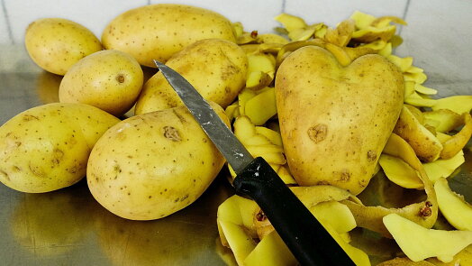 Kdy už brambory nepatří na talíř. Pozor dejte na klíčky i zelenou slupku, mohou ohrozit zdraví