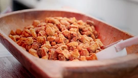 Jak připravit a uchovat křupavé domácí škvarky: Potřebujete kvalitní sádlo a dostatek času