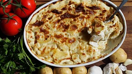Zapečené brambory dauphinoise jsou úžasnou přílohou. Aby byla směs dokonale jemná, zkusit můžeme jeden malý trik