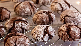 Jednoduché a přitom krásné: Popraskané čokoládové sušenky crinkles jsou krásně vláčné a snadno se připravují