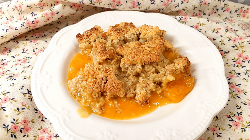 Meruňkový crumble: Rychlý letní moučník jen z drobenky a ovoce připravíte během chvíle