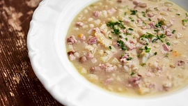 V tuhé zimě vás zahřeje a zasytí silná polévka panicia přímo z Dolomit. Připomíná kaši a chutná skvěle díky slanině a ječmenu