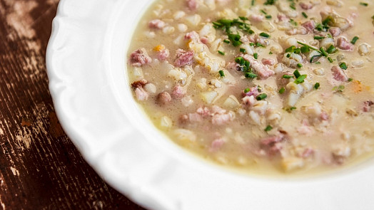 V tuhé zimě vás zahřeje a zasytí silná polévka panicia přímo z Dolomit. Připomíná kaši a chutná skvěle díky slanině a ječmenu