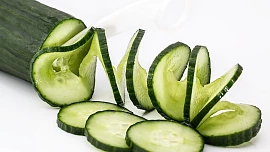 Okurka osvěží lépe než sklenice vody