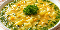 Letní cuketová polévka za pár korun: Kukuřice jí dodá sladkost, chilli zase šmrnc