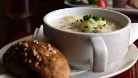 Skotská bramboračka Cullen skink je výjimečná díky jedné ingredienci. Specifickou chuť jí dodá uzená treska