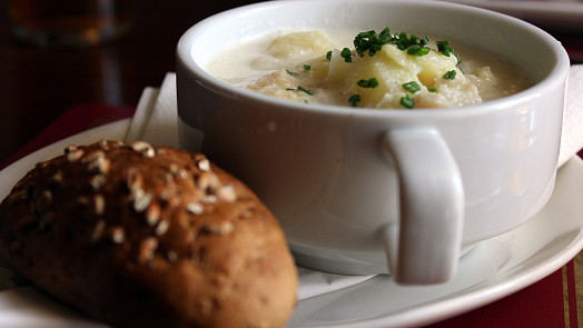 Skotská bramboračka Cullen skink je výjimečná díky jedné ingredienci. Specifickou chuť jí dodá uzená treska