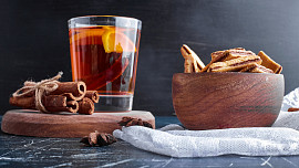 Kořeněný horký koktejl Hot Toddy z whisky a medu zahřeje a posílí. Dříve jej lékaři doporučovali dokonce i dětem
