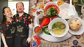 Dům u dvou Cibulí: Vyrazili jsme do Pohlreichem oceněné restaurace. Na stole noviny a plast, v ústech slast!