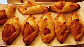 Domácí chuťovky k pivu: Upečte slané tyčinky nebo párky v županu za pár korun