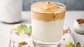 Sametové Dalgona coffee: Káva „postavená na hlavu“ skvěle chutná, krásně vypadá a ještě odbourává stres!