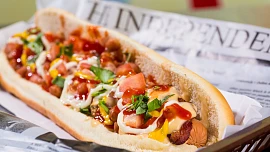 Grilování levou zadní: Americké hot-dogy pomůže vylepšit kyselá okurka, křupavá cibule i cukr