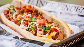Grilování levou zadní: Americké hot-dogy pomůže vylepšit kyselá okurka, křupavá cibule i cukr