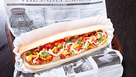 3x domácí hot dog podle MasterChefa: Variace s karamelizovanou cibulí, červeným zelím nebo křenovou majonézou chutnají božsky
